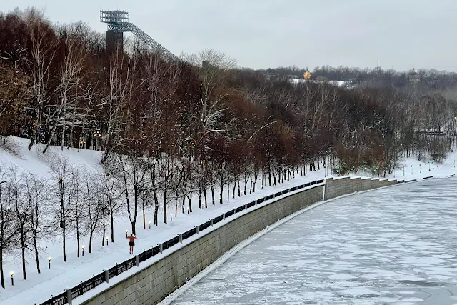 вид с моста Лужники, Воробьевы горы, Воробьёвская набережная, Москва-река