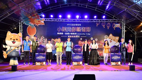 ▲今晚於鹿港鎮舊鹿港溪水中舞台，由彰化縣長王惠美與現場眾多縣民、貴賓一起為「2023鹿港慶端陽-小鎮光影藝術節」點燈。  （記者林明佑翻攝）