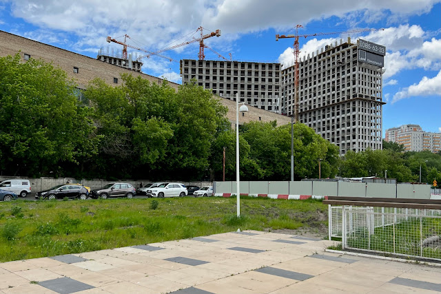 Шелепихинская набережная, Фабрика-прачечная московских гостиниц, строящийся жилой комплекс Level Причальный