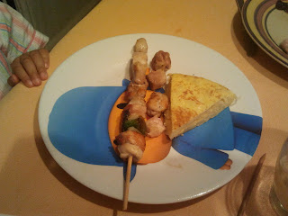 cena brocheta pollo y tortilla de patata