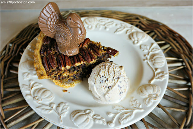 Porción de la Chocolate Bourbon Pecan Pie con Helado de Avellanas y Pavo de Chocolate