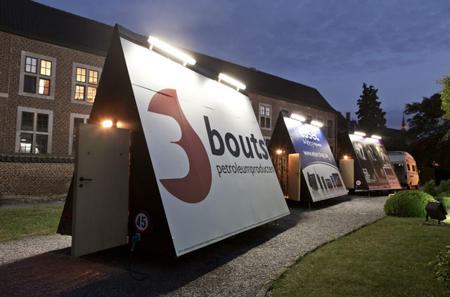 Billboard-trailer-house-by-Karl-Philips-2.jpg