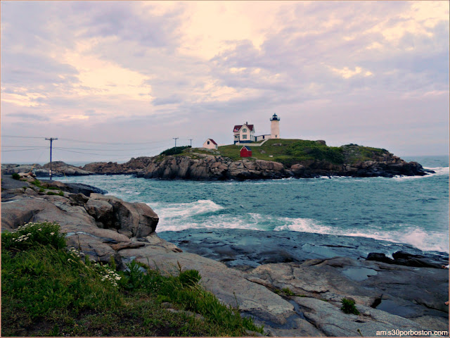 Atardecer en Nubble Lighthouse en Cabo Neddick, Maine