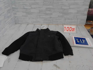 中古品　子供服　１００㎝　GAP　ブラック　アウター　４９８円