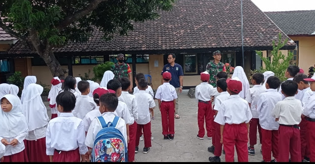 Babinsa Koramil 1615-01/Selong Kompak Berikan Latihan PBB Siswa SD