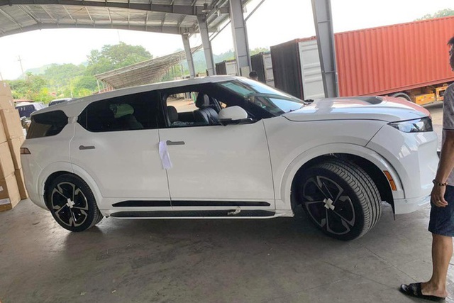 VinFast VF 9 với ngoại hình lạ lẫm xuất hiện tại Việt Nam: Giống bản tiêu chuẩn giá hơn 1,4 tỷ đồng, nhiều chi tiết hợp offroad - Ảnh 7.