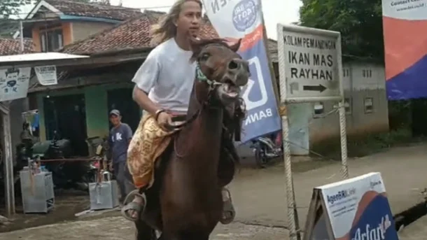 Gagahnya Habib Bahar Naik Kuda Keliling Pemukiman hingga Disambut Warga Terpesona!