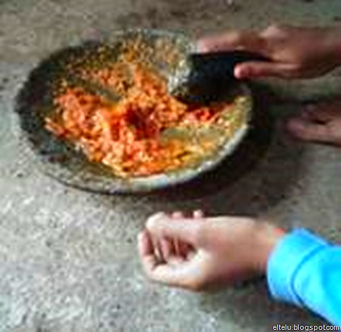 Foto Membuat Sambal Balado