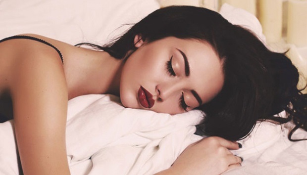 4 Akibat Kamu Suka Pakai Makeup Saat Tidur