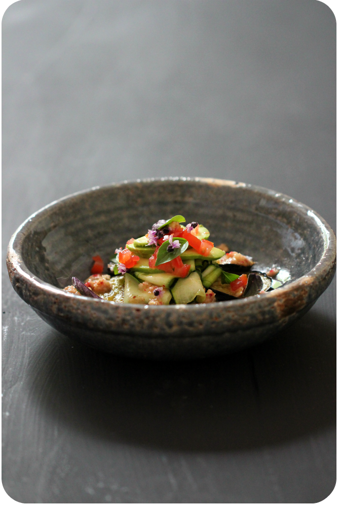 Gebratene Aubergine, marinierte Zucchini mit Basilikum, Tomatenwürfel, Hass-Avocado, Radieschendressing mit Haselnuss (vegan Rezept) | Arthurs Tochter Kocht von Astrid Paul