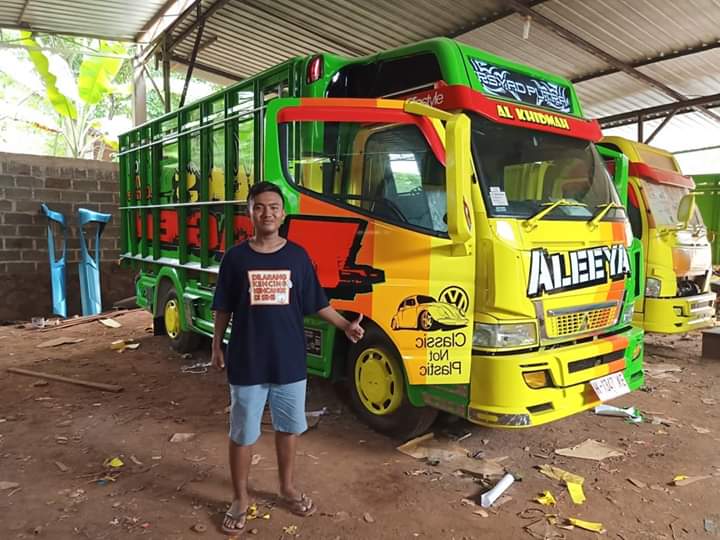 Truck Canter Mbois  Cakep Modifikasi di Karoseri Bak Truk  