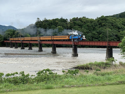 橋を渡る機関車トーマス