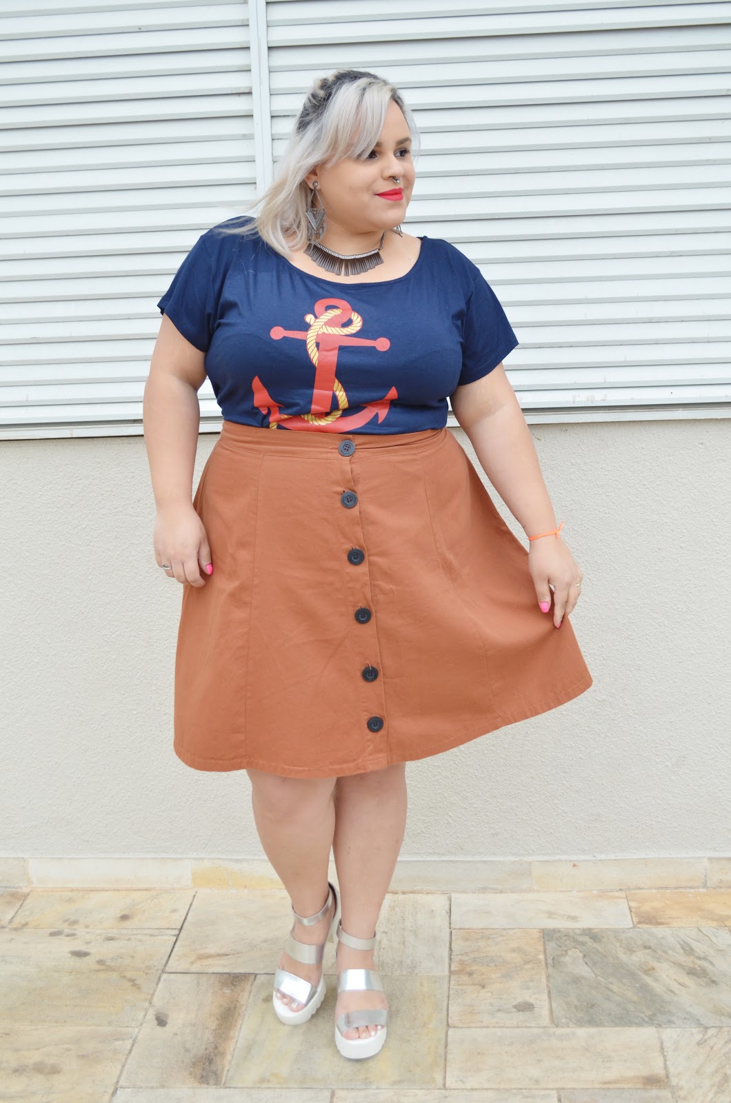 t-shirts, saia, saia rodada, saia plus size, saia rodada plus size, saia de botões plus size, saia da botões marrom, saia marrom, Hoje vou de, looks, look,  Moda, moda plus, Mundo Plus, Plus Size, tendências., tendências, roupas plus size, world plus, 