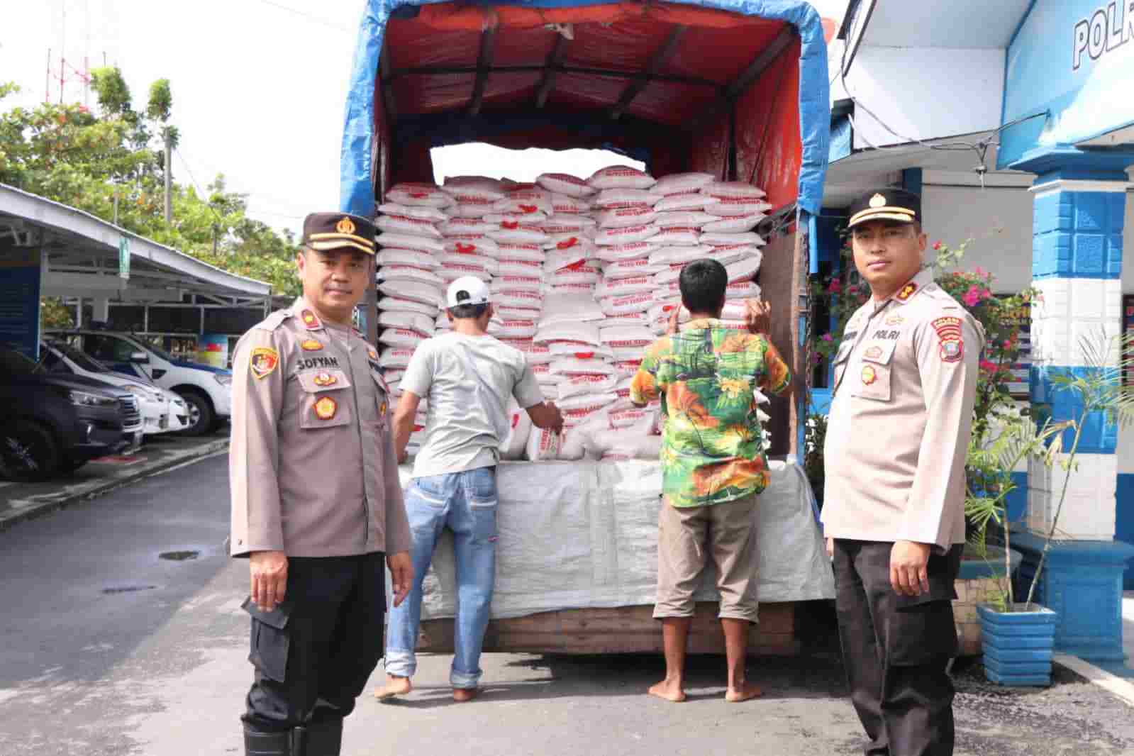 Kapolres Sergai Cek Beras yang akan Dibagikan Kepada Masyarakat Terdampak Banjir