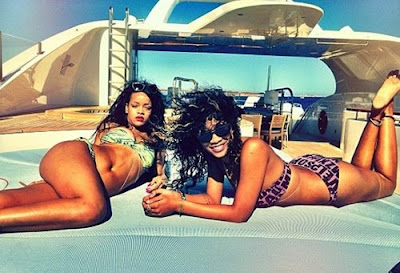 Rihanna-Flashes-Sexy-Bikini-Body-in-Sardinia