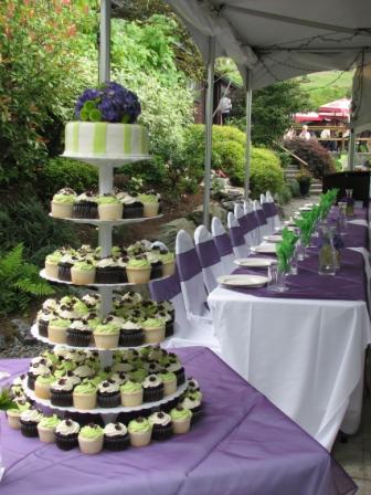Cupcake wedding cakes with green colors that attract attention
