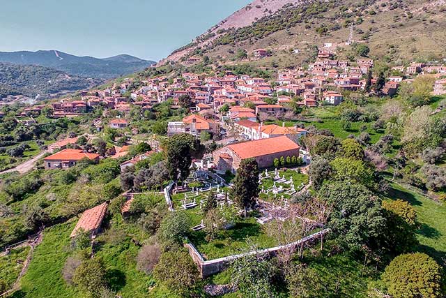 Gökçeada'da Rum köylerinden biri olan Zeytinliköy'ü mutlaka ziyaret etmelisiniz. 