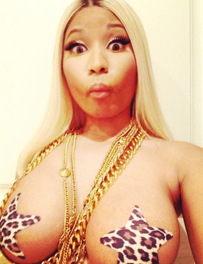 Marionete dos Illuminati: Nicki Minaj fica nua no Instagram