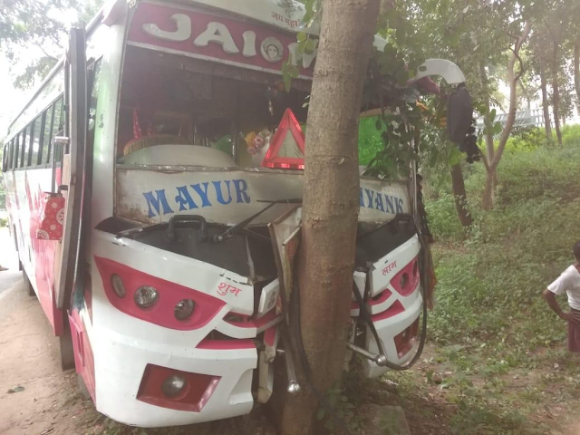 खड़ी बस को पीछे से आ रहे ट्रक ने मारी टक्कर-- बस अनियंत्रित होकर पेड़ से टकरायी-- PALAMU-