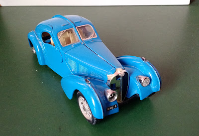 Miniatura de metal Burago  - Italia ,de Bugati Atlantic 1936 azul incompleto para conserto ou aproveitamento de peças, escala 1/24  R$ 40,00