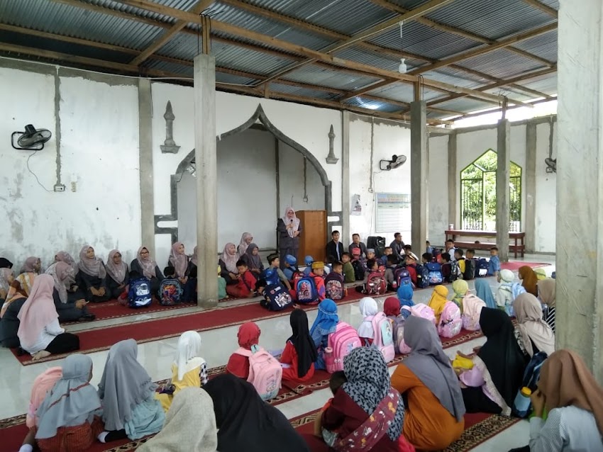 MADRASAH IBTIDAIYAH NUR RISKA MENGGELAR MASA PENGENALAN LINGKUNGAN SEKOLAH (MPLS)