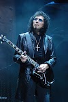 Gitaris Black Sabbath Tony Iommi dengan style yang berbeda 