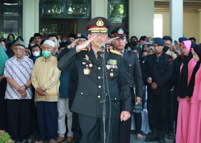 Kapolda Jatim Pimpin Upacara Pemberangkatan Jenazah Alm Dansat Brimob