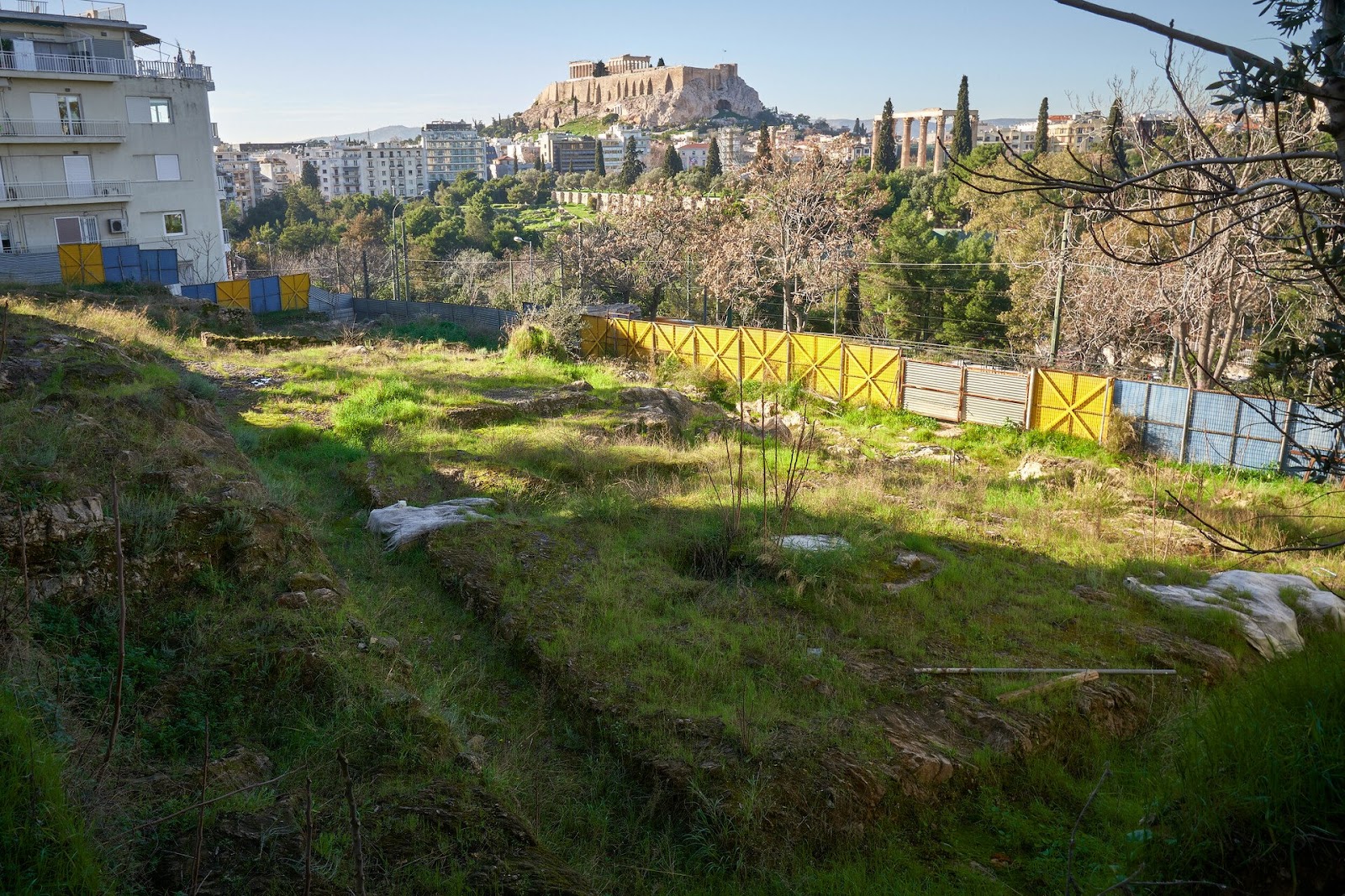 Ο αρχαιολογικός χώρος της Αγροτέρας Αρτέμιδος περιμένει 60 χρόνια την ανάδειξή του. Αυτό, τουλάχιστον, υποστηρίζουν οι φωνές που δεν προκρίνουν τη λύση που δρομολογείται.