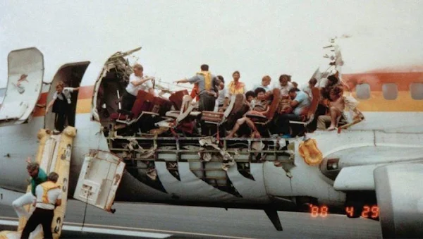 Επιβίωσαν από θαύμα: Αποκολλήθηκε η οροφή του αεροσκάφους αλλά οι 89 επιβάτες επέστρεψαν ασφαλείς στο έδαφος (video)
