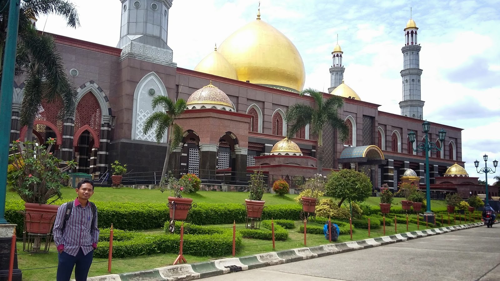  MASJID  KUBAH  EMAS  DEPOK  JAWA BARAT Jejak Tak BerUjung