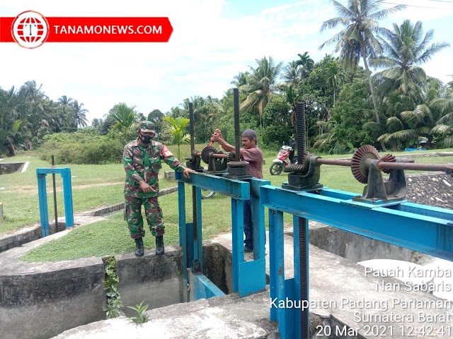 Babinsa Koramil 07/Pk Serda Pry Iryanto Periksa Kondisi Pintu Air Pauh Kambar