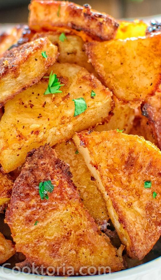 Creamy, soft potatoes covered in a crispy Parmesan crust… Mmm … I can eat these Parmesan Crusted Potatoes every day. I especially enjoy them for lunch, with a bowl of fresh salad on the side. 