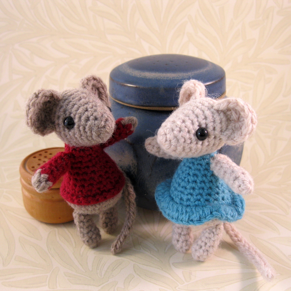 LucyRavenscar - Crochet Creatures: Little Christmas Mouse - free pattern