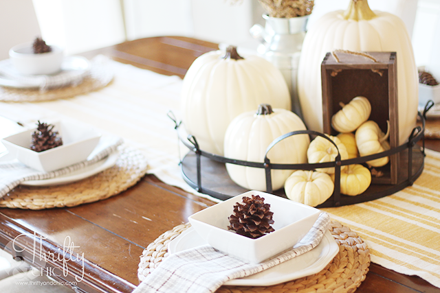 Farmhouse style fall decor and decorating ideas for your dining room. Thanksgiving place setting decor and ideas