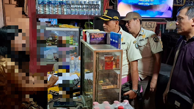 Satpol PP Tulungagung Bersama Tim Gabungan Razia Sejumlah Warkop Karaoke, Puluhan Botol Miras Disita