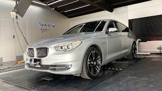 來自澳洲的汽車改裝品牌VAITRIX麥翠斯有最廣泛的車種適用產品，含汽油、柴油、油電混合車專用電子油門控制加速器，還能搭配外掛晶片及內寫，高品質且無後遺症之動力提升。外掛晶片可以選配由專屬藍芽App–AirForce GO切換一階、二階、三階ECU模式。  外掛晶片及電子油門控制器不影響原車引擎保固。搭配VAITRIX不眩光儀錶，渦輪壓力/水溫/油溫等應有盡有，使用原廠感知器對接，數據呈現100%正解，提升馬力同時監控愛車狀況。  最佳性能提升就選擇專用水噴電腦及套件，降溫效果最好，性能穩定提升，正確使用動力加倍不傷引擎。  在VAITRIX動力升級，完整實現客製化調校，根據車況、已改裝硬體與客戶需求調整程式。搭配馬力機驗證與HP TUNERS數據流，讓改裝沒有後顧之憂！  適用品牌車款： Audi奧迪、BMW寶馬、Porsche保時捷、Benz賓士、Honda本田、Toyota豐田、Mitsubishi三菱、Mazda馬自達、Nissan日產、Subaru速霸陸、VW福斯、Volvo富豪、Luxgen納智捷、Ford福特、Hyundai現代、Skoda速可達、Mini、MG; Altis、crv、chr、kicks、cla45、Focus mk4、 sienta 、camry、golf gti、golf 8、polo、kuga、rav4、odyssey、Santa Fe新土匪、C63s、Elantra Sport、Auris、Mini R56、540i、G63、RS6、RS7、M8、330i、E63、S63、HS、A180、Kamiq、Kodiaq、X3、Macan、Q3...等。   Truck卡車： Mitsubishi Fuso三菱扶桑、Hino日野、DAF達富、IVECO威凱、ISUZU五十鈴、SCANIA斯堪尼亞; Canter堅達、Fighter、Super Great、300 系、700系、CF85、LF45、LF55、L系、G系、R系、S系、Daily、Eurocargo、NQR、NPR、NMR、NRR  Motor重機： BMW寶馬、Ducati杜卡迪、Honda本田、Yamaha山葉、Aprilia阿普利亞、KTM、Husqvarna胡斯瓦那、Kawasaki川崎、Suzuki鈴木; S1000RR、S1000R、R1200GS、R9T、R1200GS、Scrambler、Monster、Panigale、Streetfighter、Supersport、Superbike、XDiavel、Hypermotard、RSV、SMC、Supermoto、Ninja、ZX-12R、ZX-6R、T-Max、Tenere、MT、Hayabusa、V-Strom、GSX-S1000