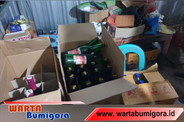 Polisi di Kota Mataram Sita Puluhan Botol Minuman Keras