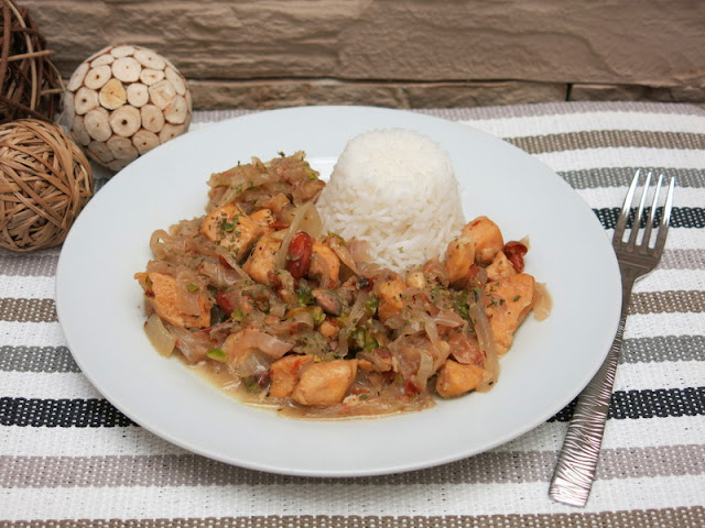 PECHUGAS DE POLLO CON CEBOLLAS Y FRUTOS SECOS