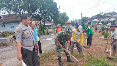 TNI-POLRI Bersinergi dengan Masyarakat  Bersihkan Lingkungan Obyek Wisata Taman SORGA, Lamteng