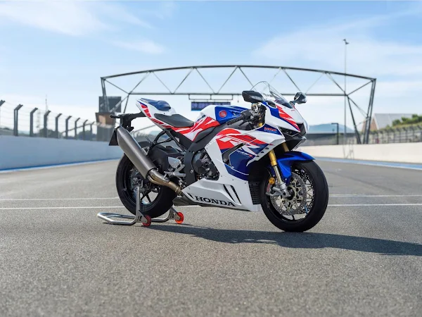 HONDA-CBR%201000RR-R%20FIREBLADE