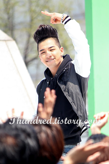 Taeyang at Gwanghwamun