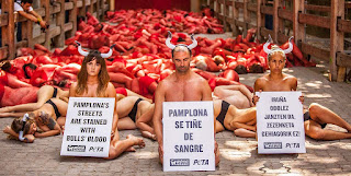 Activistas de Animanaturalis y Peta protestan al inicio de los sanfermines