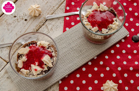 Verrines de mousse au chocolat, aux framboises, coulis de framboises et meringues