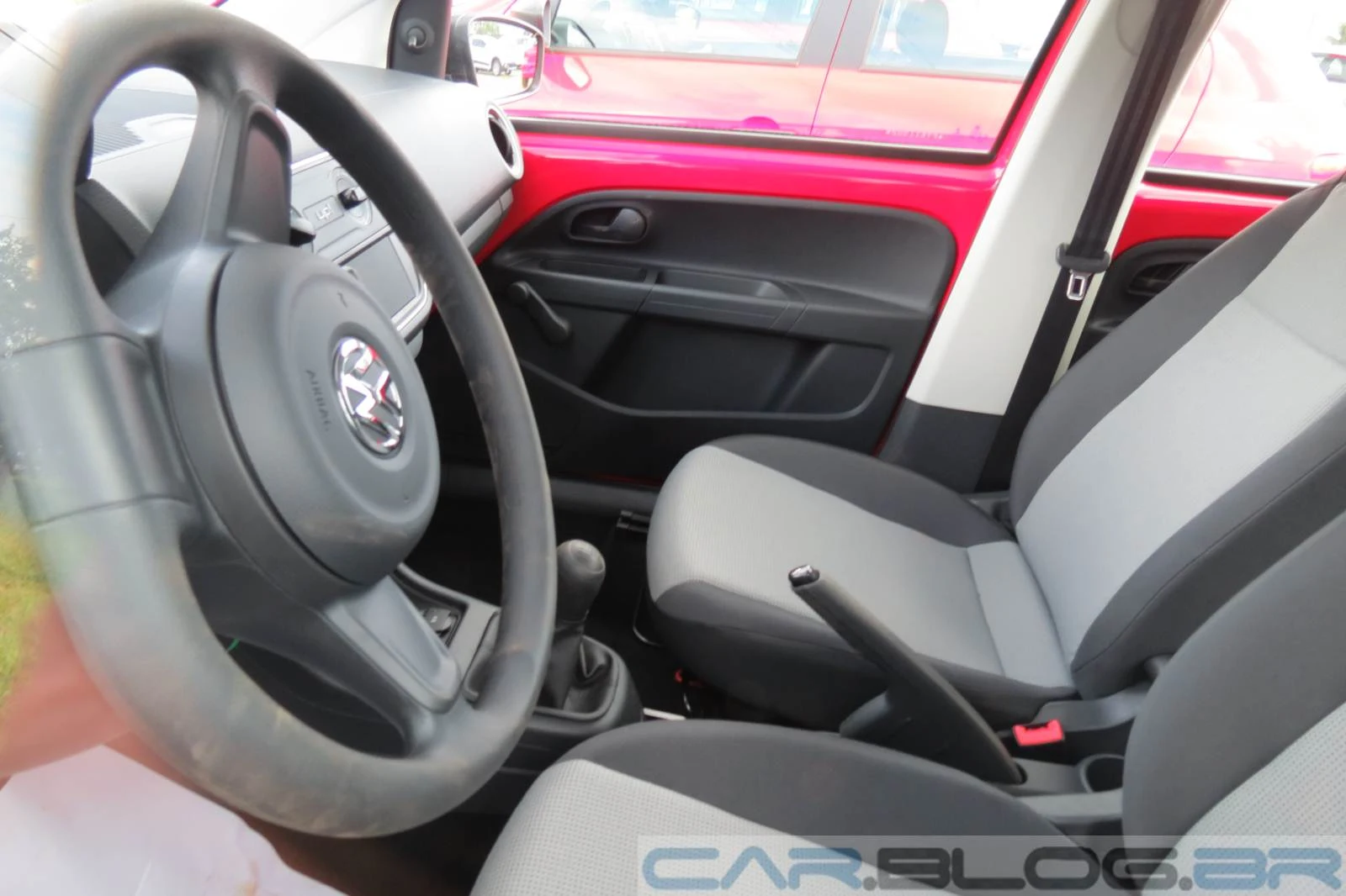 Volkswagen Up! x Fiat Uno Vivace - interior