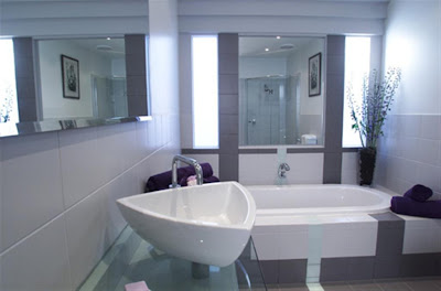 Luxury bathroom ceramic sink and big bathtub