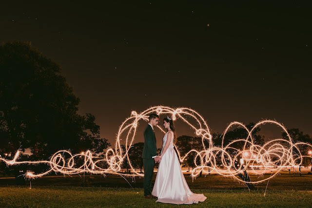 casamento, natal, editorial, noiva, noivo, decoração, mansão dos arcos, vestido de noiva, terno de noiva, terno verde, vestido minimalista, coroa de noiva, brinco de perola, mesa de bolo, cortina de led, lustre, buque de pinha, ceia, sparkles, light painting, bomba de fumaça