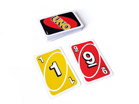 na zdjęciu widzimy zakryty stos kart uno a przed nim leża odkryte żółta jedynka i czerwona dziewiątka