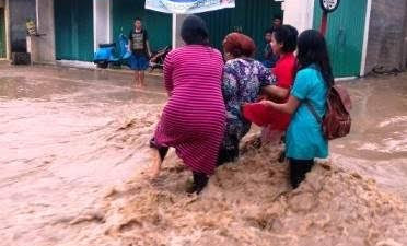 Banjir Datangnya Bak Tsunami, Warga Lewi Ngaku Belum Dapat Bantuan Logistik dari Pemkot Bima