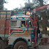 गाजीपुर: कोतवाली गेट से टकराया अनियंत्रित ट्रक, चालक व खलासी गिरफ्तार