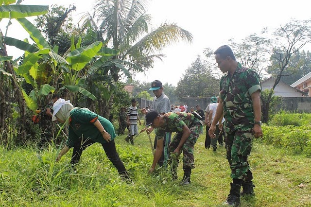 Koramil 04/Bojonggede Karya Bhakti Bersihkan Pasar Tajur Halang